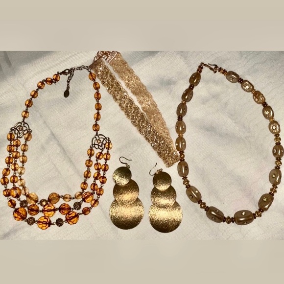 Jewelry - Jewelry. 4 very pretty pieces. One pair of earrings, 2 necklaces, and a choker